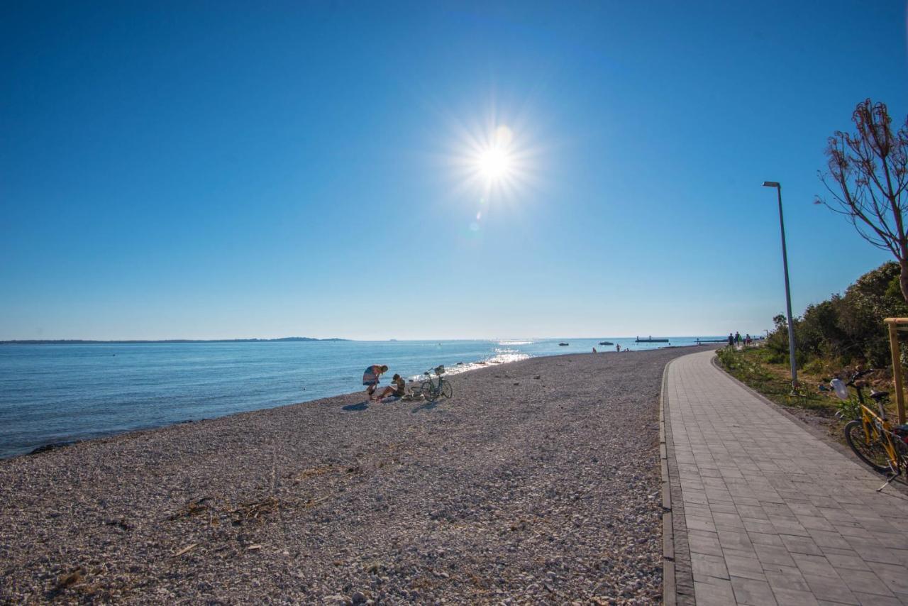 Teuta Apartments - A Beach And A Sea View Peroj Zewnętrze zdjęcie
