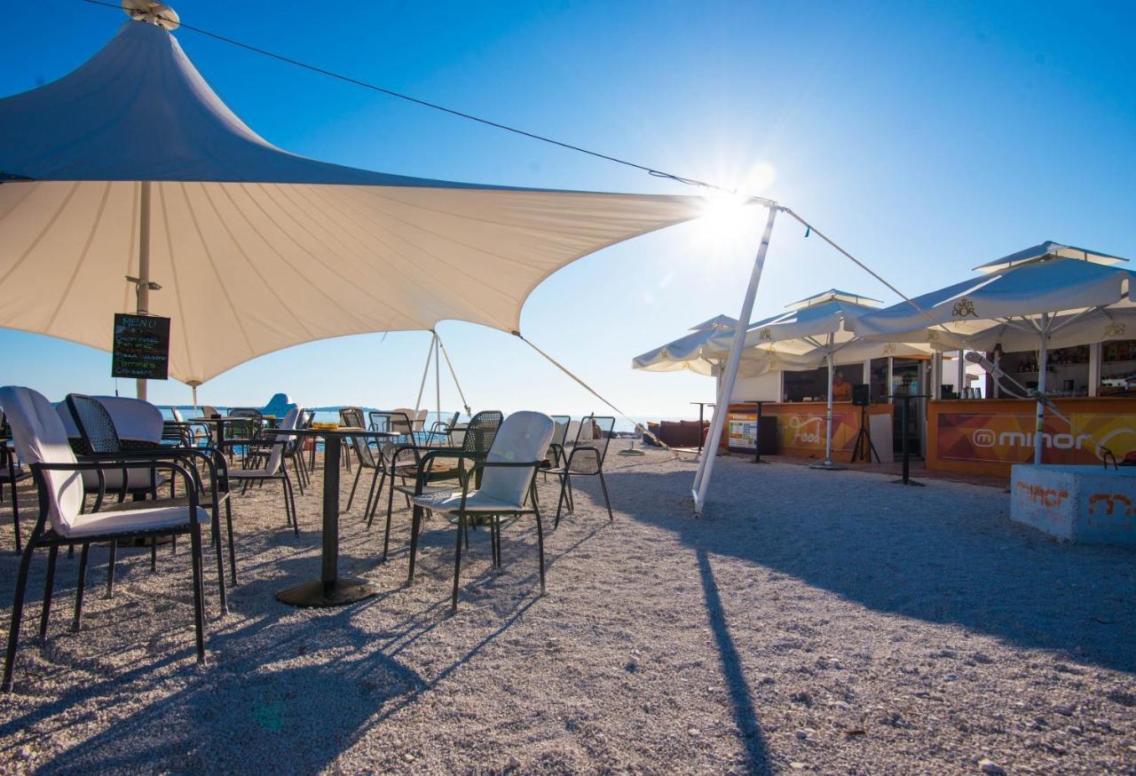 Teuta Apartments - A Beach And A Sea View Peroj Zewnętrze zdjęcie