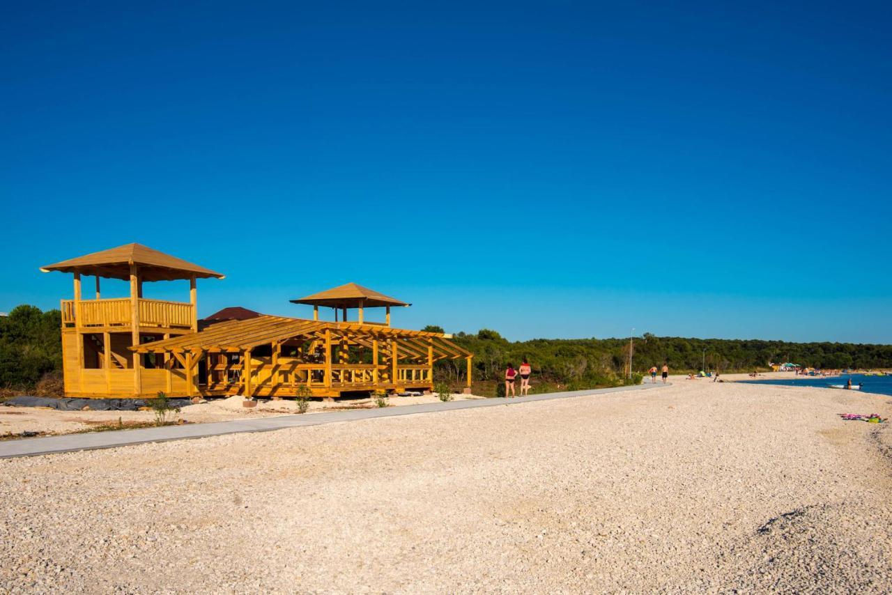 Teuta Apartments - A Beach And A Sea View Peroj Zewnętrze zdjęcie