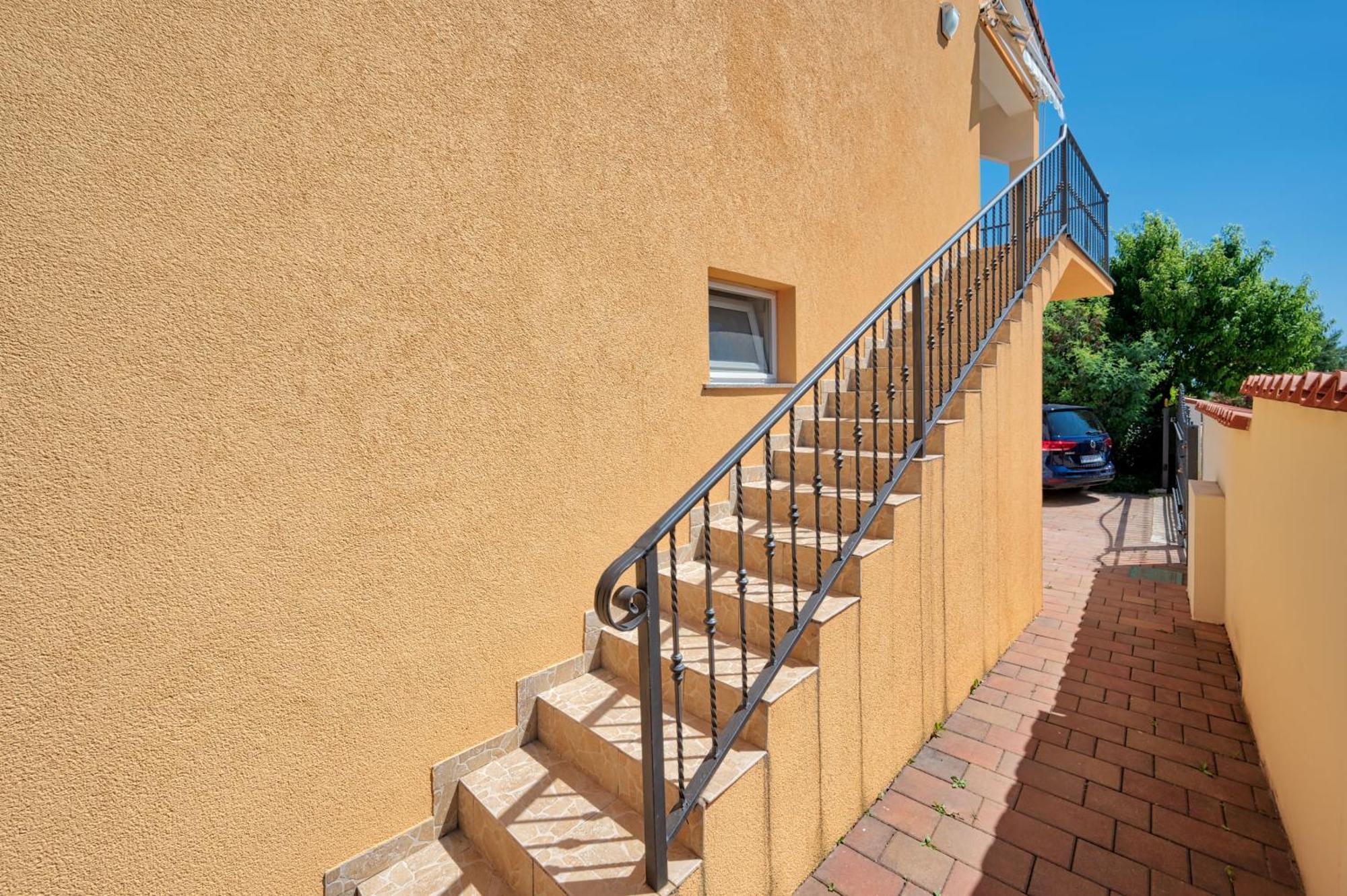 Teuta Apartments - A Beach And A Sea View Peroj Zewnętrze zdjęcie