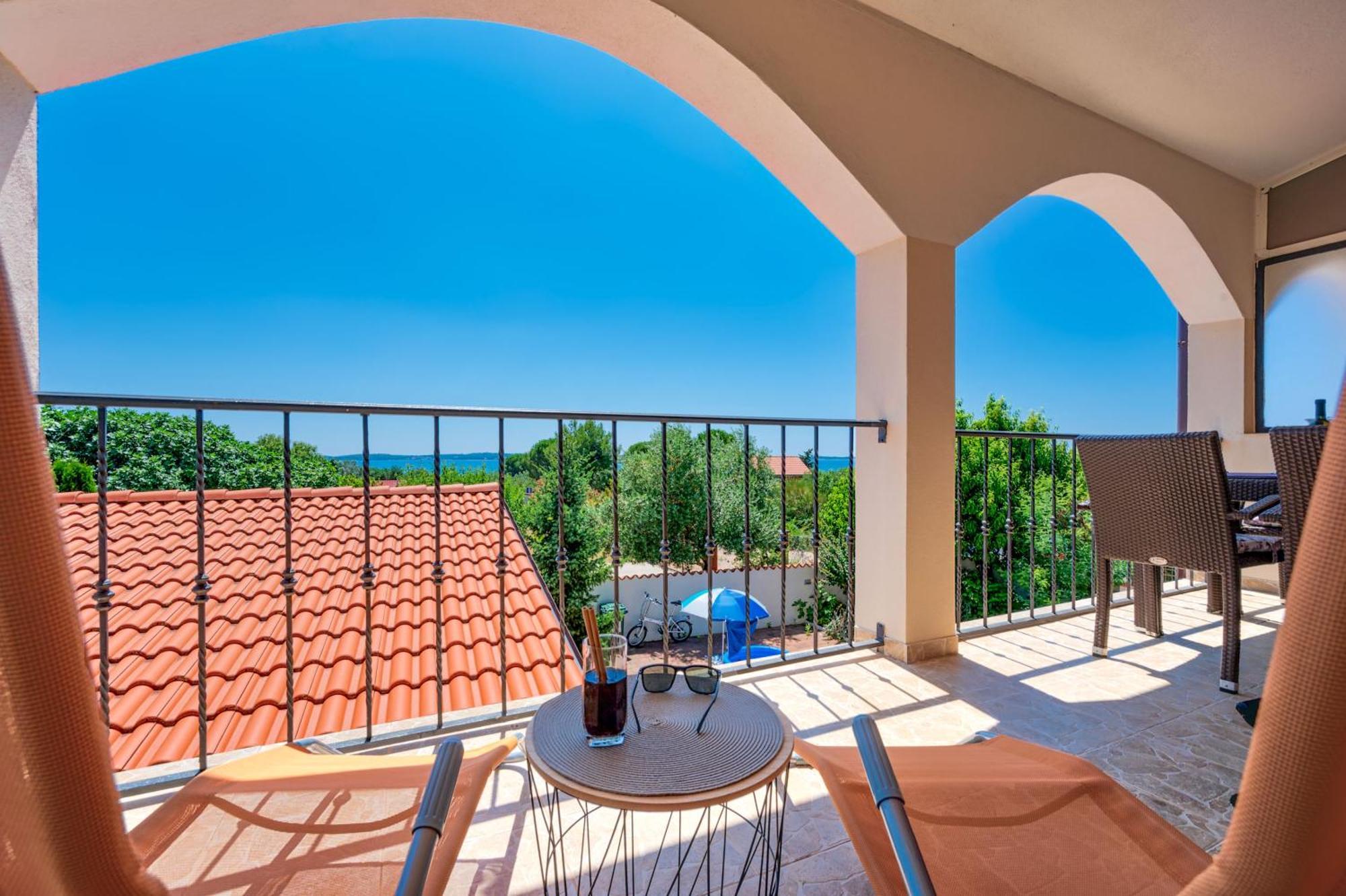 Teuta Apartments - A Beach And A Sea View Peroj Zewnętrze zdjęcie
