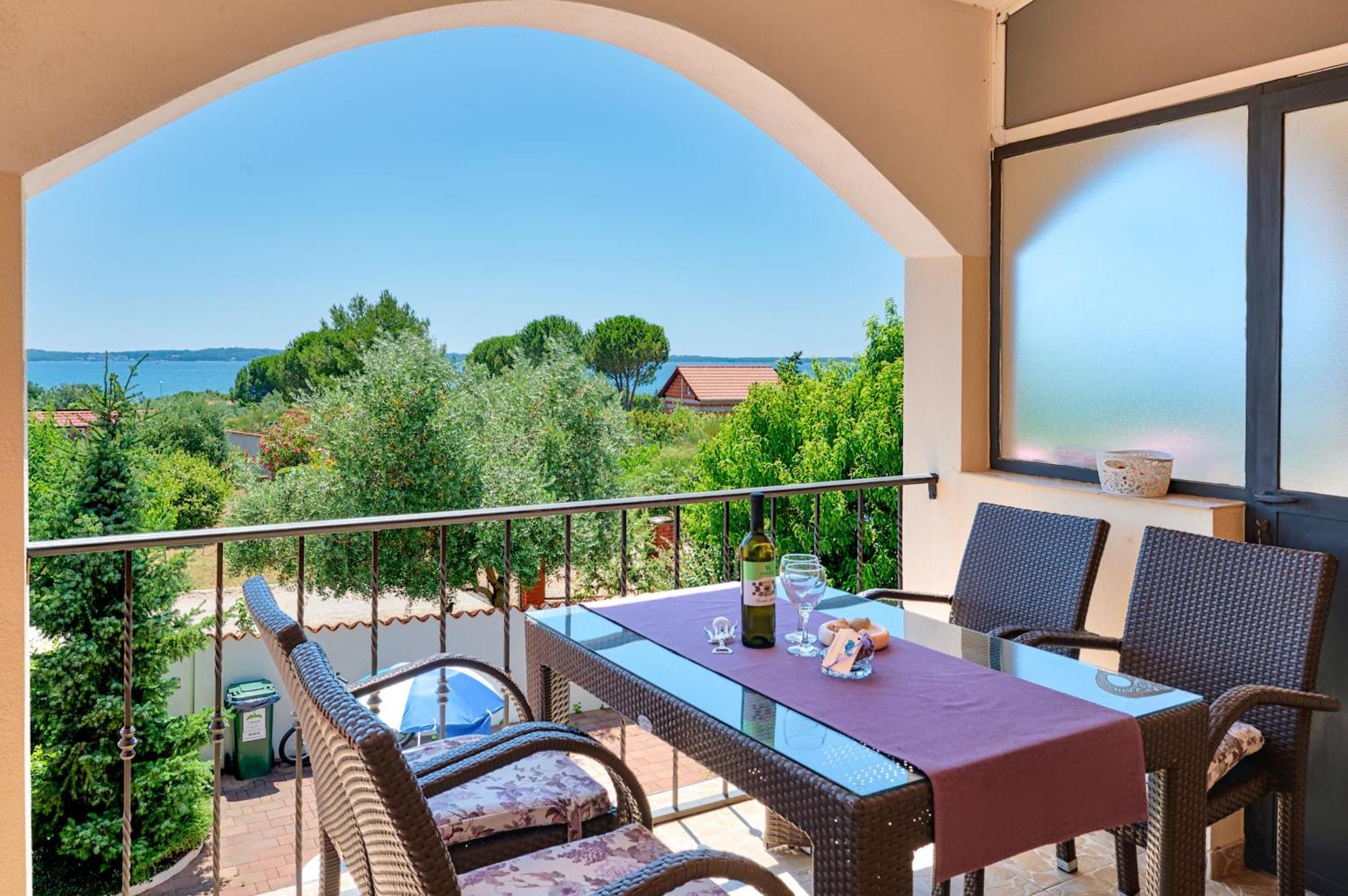Teuta Apartments - A Beach And A Sea View Peroj Zewnętrze zdjęcie