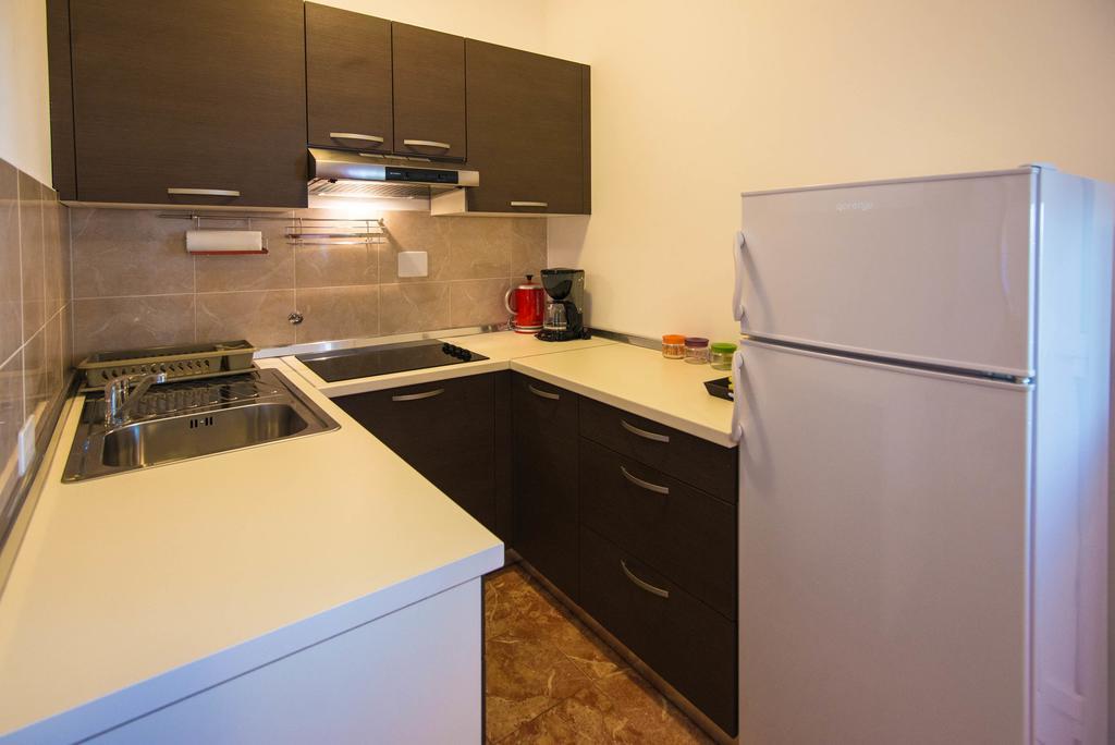 Teuta Apartments - A Beach And A Sea View Peroj Zewnętrze zdjęcie